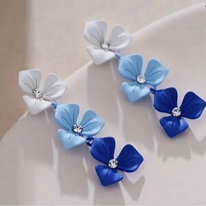 🩵 Betsey Johnson NEW triple blue flower dangle earrings 🩵